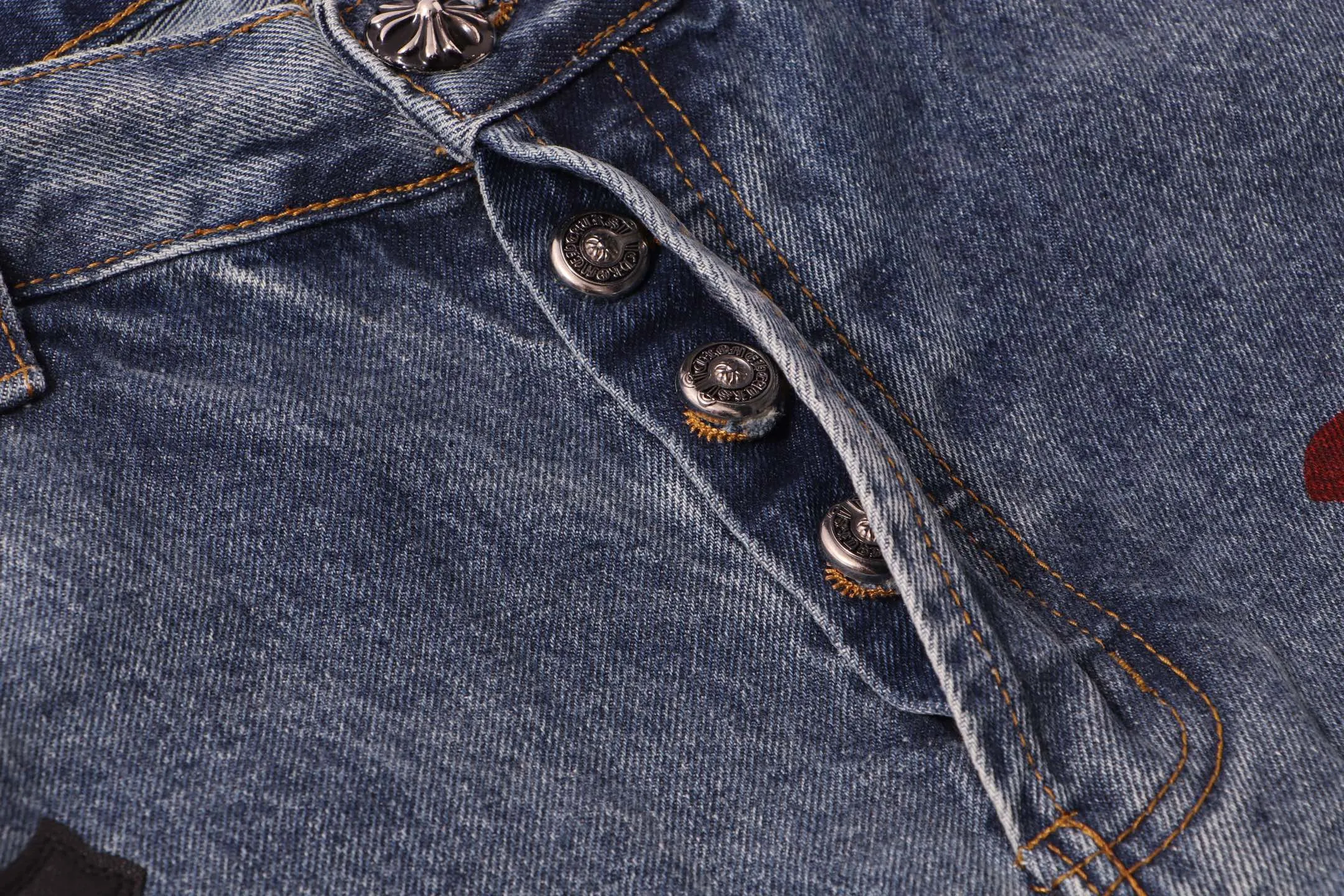 P260 Style No.: H97 Croxin & 𝐂𝐡𝐫𝐨𝐦𝐞 𝐇𝐞𝐚𝐫𝐭 Pingtai SS25 blue and red printed jeans. Styles with different wash textures are very friendly to people with thin legs. The slightly flared version perfectly modifies the leg shape. The timeless and moderate length makes it easy to match and match. It is the basis for various styles and is a must-have in your wardrobe! The fabric is stiff but also makes the upper body soft without losing texture. The washing process is even more perfect. It is a must-have item for everyone! ! ! Washed wheat, hang tag, pants label, three labels complete Color: blue Size: 28-30-32-34-36